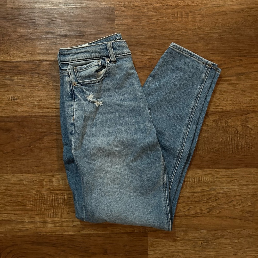 American Eagle Straight Leg Mom Jean